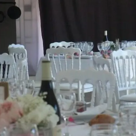 Chateau Du Besset לינה וארוחת בוקר 4*